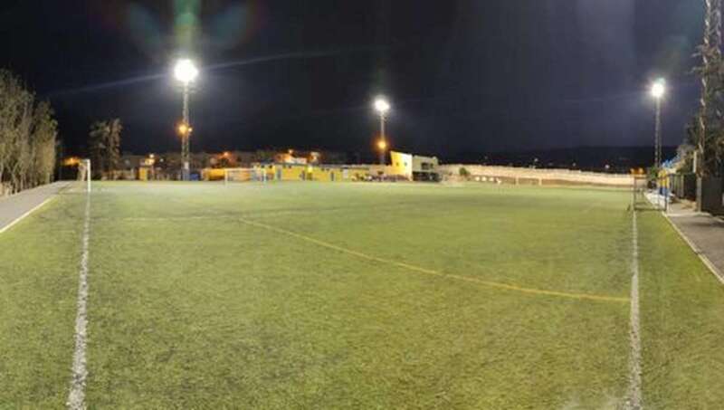 El campo de fútbol de Las Huesas estrena iluminación / TA